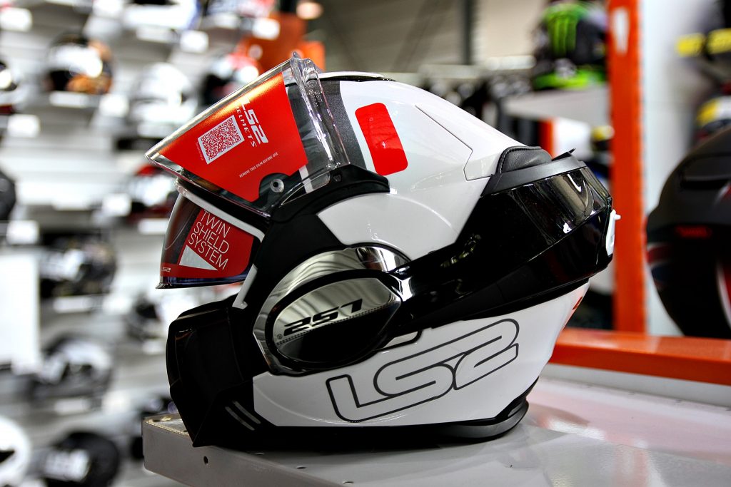 LS2 Valiant : un casque moto modulable pour les commuters