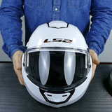 LS2 Valiant : un casque moto modulable pour les commuters