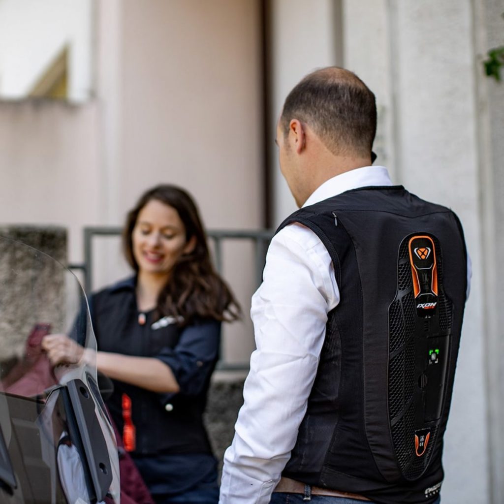 Utiliser un gilet airbag à moto