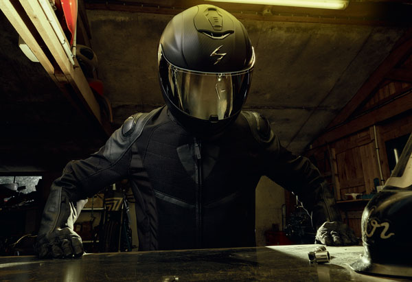 Motard portant un casque moto intégral