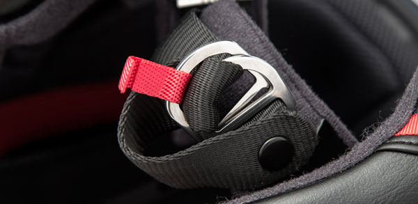 gros plan d'une fermeture de casque dite en double D